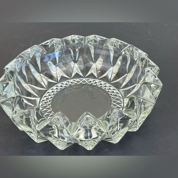 Vintage Crystal cut KIG astray || Made in Malaysia || Round crystal ashtray - Picture 12 of 13